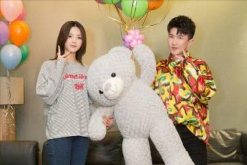 娱乐圈吃瓜背景图女,揭秘“吃瓜女孩”背后的故事